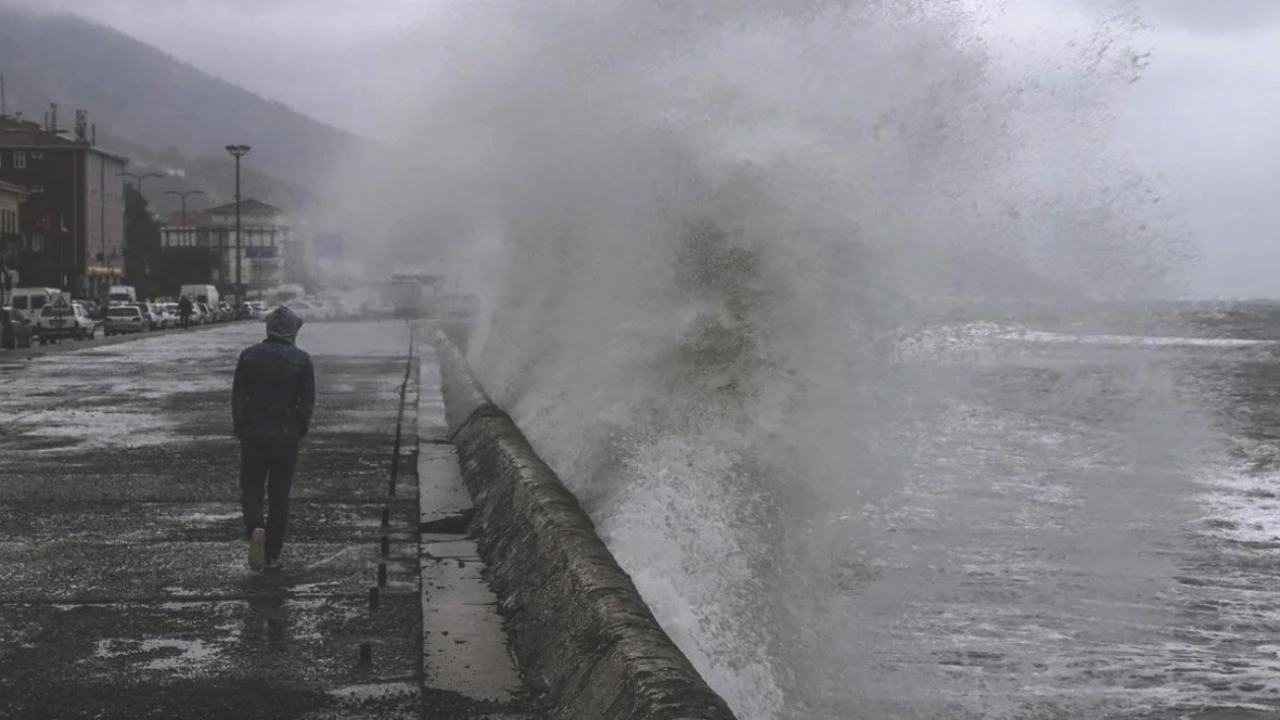 Bu 2 İlde Deniz Keyfi Tehlikede! Meteoroloji Fırtına Uyarısı: Rüzgar Saate 75 km Hızla Esecek!