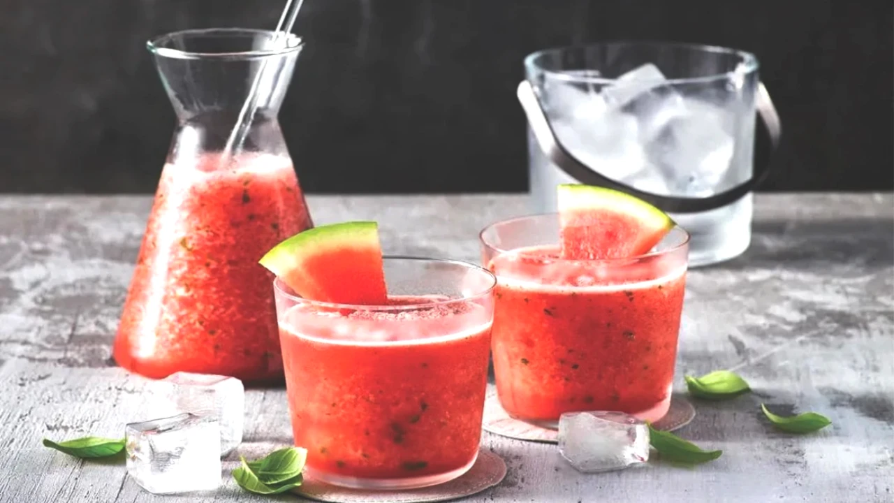 Kötü Karpuzları Çöpe Atmayın! Serinleten Smoothie Tarifiyle Değerlendirin