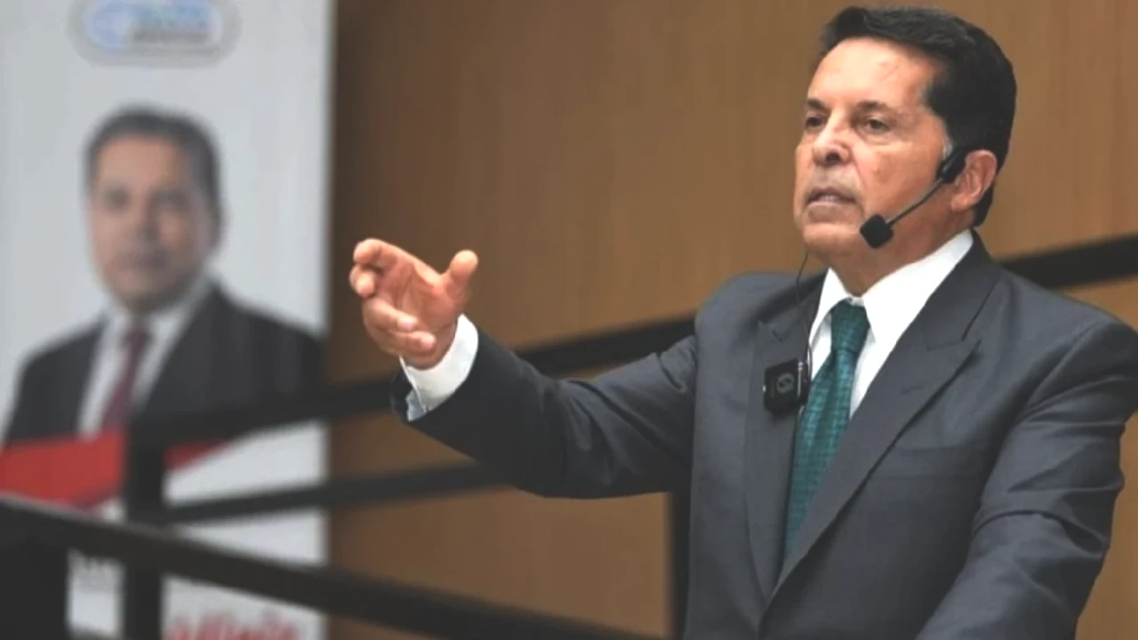 Ahmet Özer'den Sert Tepki: Çelik'in Görevden Alınması Demokrasiye Aykırı!