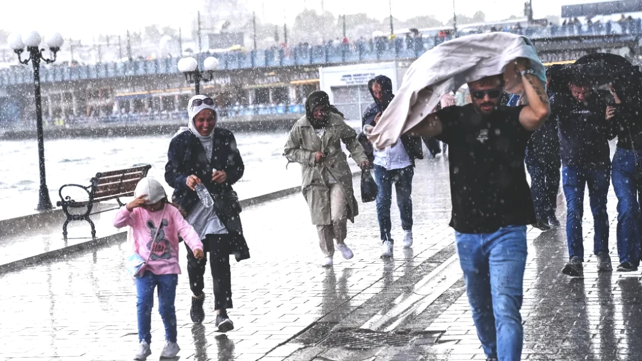 Yağış ve Soğuk Hava Uyarısı! Sonbahar İçin Hazır Olun, Yağmurlukların Zamanı Geldi!