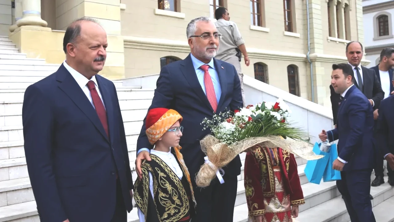 Kastamonu'da Türkiye Yüzyılı Buluşmaları: Bakan Işıkhan Yatırımlar Hakkında Önemli Açıklamalarda Bulundu