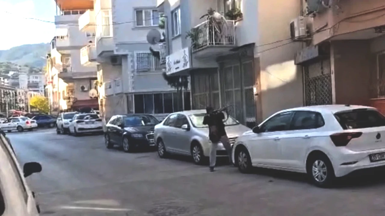 Polis Merkezine Saldıran Zanlıya Aniden Yoğun Kurşun Yağmuru! İşte O Anlar