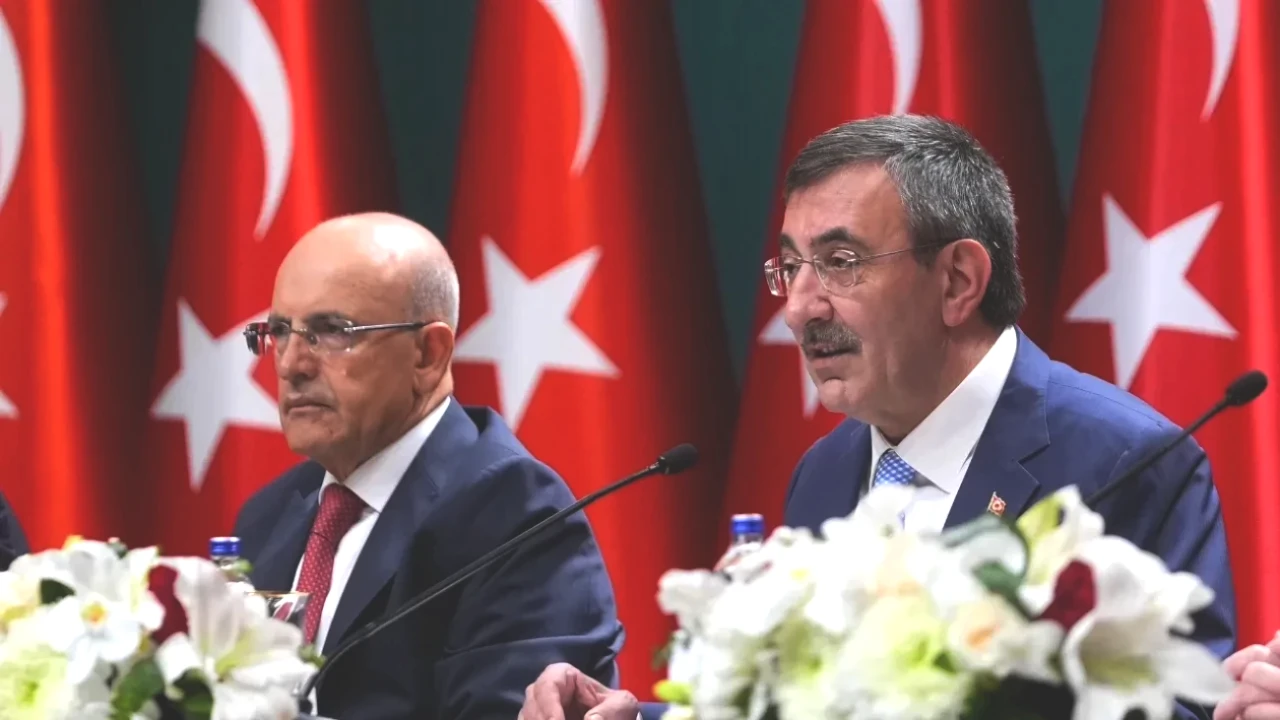 Bakan Şimşek'ten Çarpıcı OVP Değerlendirmesi: Kayıt Dışı Zenginlerden Ekstra Vergi Alınacak!